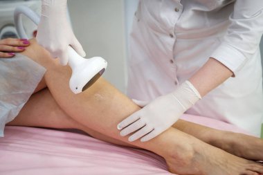 Genç kadın kozmetik kliniğinde işlemi sırasında