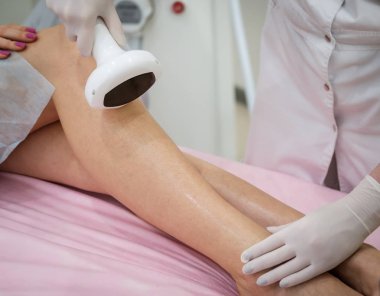 Genç kadın kozmetik kliniğinde işlemi sırasında