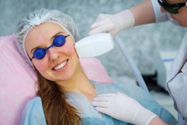 Genç kadın kozmetik kliniğinde işlemi sırasında