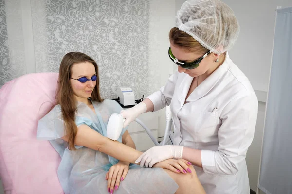 Ung kvinna under förfarandet i kosmetologi kliniken — Stockfoto