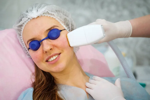 Młoda kobieta podczas procedury w Klinika kosmetologii — Zdjęcie stockowe