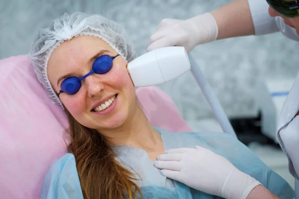 Młoda kobieta podczas procedury w Klinika kosmetologii — Zdjęcie stockowe