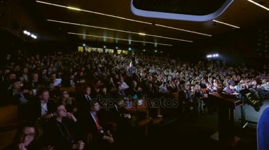 İnsanlar Skolkovo Kampüsü'ndeki Kripto alanı etkinliğine katılın