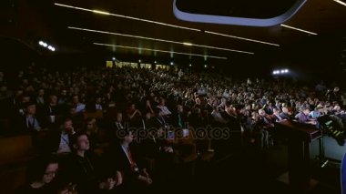 İnsanlar Skolkovo Kampüsü'ndeki Kripto alanı etkinliğine katılın