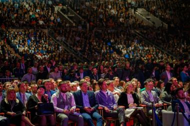 İnsanlar iş konferansına sinerji küresel Forum Kongre salonunda