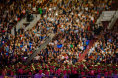 İnsanlar iş konferansına sinerji küresel Forum Kongre salonunda