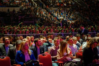 İnsanlar iş konferansına sinerji küresel Forum Kongre salonunda