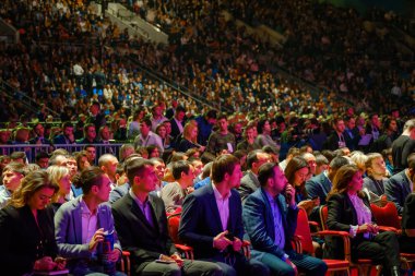 İnsanlar iş konferansına sinerji küresel Forum Kongre salonunda