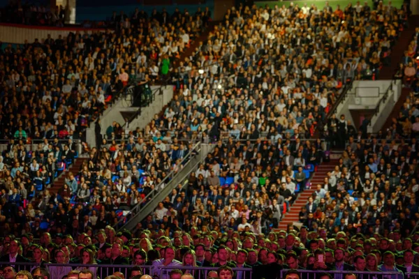 İnsanlar iş konferansına sinerji küresel Forum Kongre salonunda