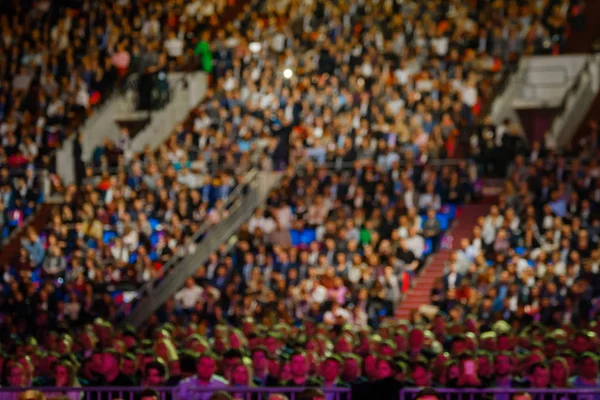 İnsanlar iş konferansına sinerji küresel Forum Kongre salonunda