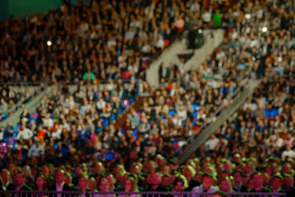 İnsanlar iş konferansına sinerji küresel Forum Kongre salonunda