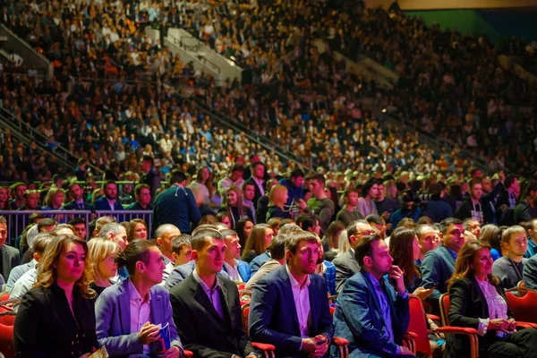 İnsanlar iş konferansına sinerji küresel Forum Kongre salonunda