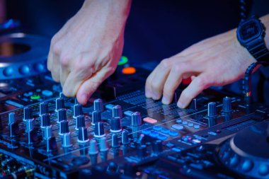 DJ mix bir diskoda denetleyicisi üzerinde çalış