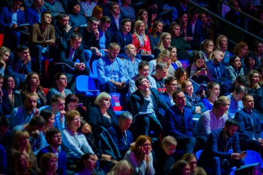 İnsanlar iş konferansına sinerji küresel Forum Kongre salonunda