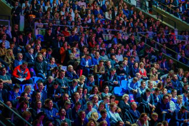 İnsanlar iş konferansına sinerji küresel Forum Kongre salonunda