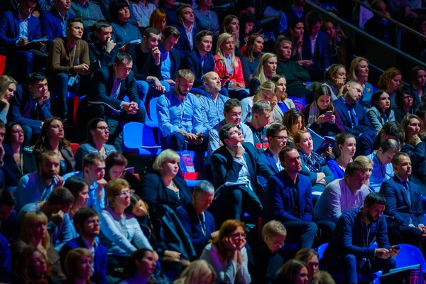 Люди принимают участие в бизнес-конференции в конгресс-холле Synergy Global Forum — стоковое фото