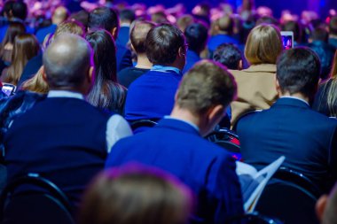 İnsanlar iş konferans Kongre salonunda katılmak