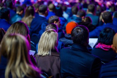 İnsanlar iş konferans Kongre salonunda katılmak