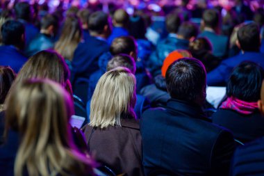 İnsanlar iş konferans Kongre salonunda katılmak