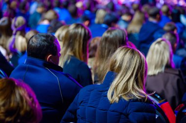 İnsanlar iş konferans Kongre salonunda katılmak