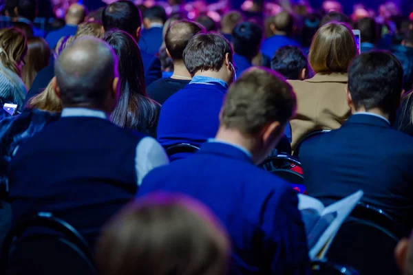 Mensen wonen zakelijke bijeenkomst in zaal van het hotelcongres — Stockfoto