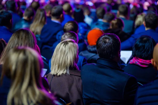 Personer delta business konferensen i kongresshallen — Stockfoto