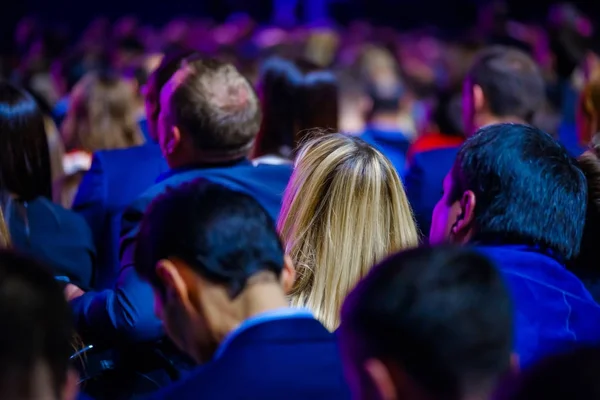 Mensen wonen zakelijke bijeenkomst in zaal van het hotelcongres — Stockfoto