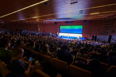 İnsanlar Skolkovo Kampüsü'ndeki Kripto alanı etkinliğine katılın