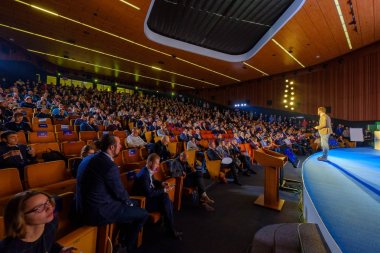İnsanlar Skolkovo Kampüsü'ndeki Kripto alanı etkinliğine katılın
