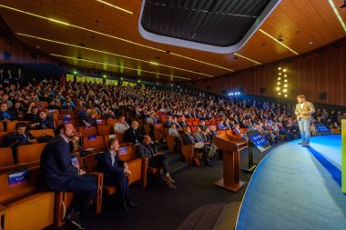 İnsanlar Skolkovo Kampüsü'ndeki Kripto alanı etkinliğine katılın