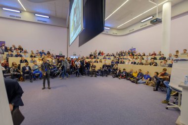 İnsanlar Skolkovo Kampüsü'ndeki Kripto alanı etkinliğine katılın