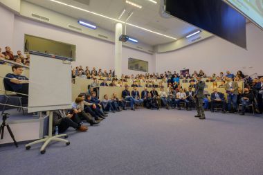 İnsanlar Skolkovo Kampüsü'ndeki Kripto alanı etkinliğine katılın