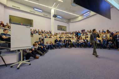 İnsanlar Skolkovo Kampüsü'ndeki Kripto alanı etkinliğine katılın