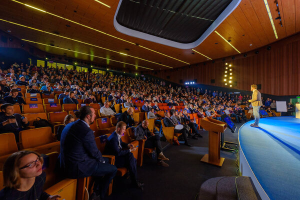 Люди посещают Crypto Space event в кампусе "Сколково"
