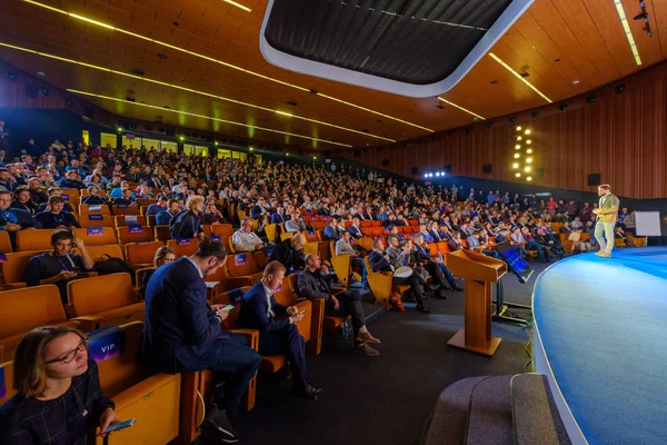 人々 は、Skolkovo キャンパスで暗号スペース イベントに出席します。 — ストック写真