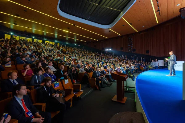 人々 は、Skolkovo キャンパスで暗号スペース イベントに出席します。 — ストック写真