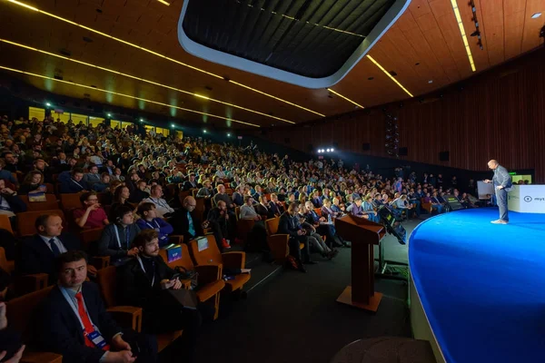 人々 は、Skolkovo キャンパスで暗号スペース イベントに出席します。 — ストック写真