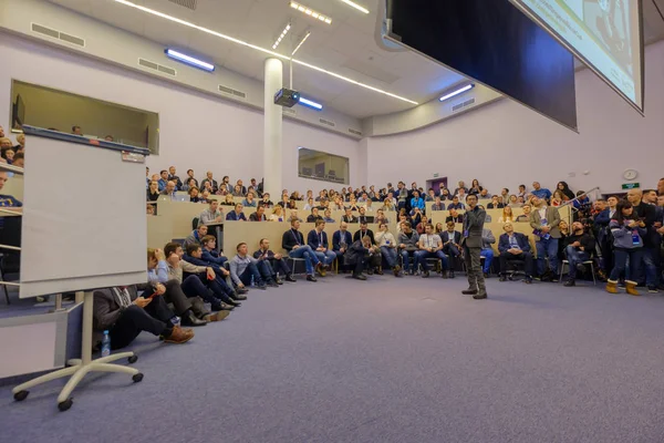 Menschen besuchen Krypto-Weltraum-Event auf dem skolkovo Campus — Stockfoto