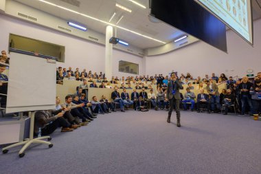 İnsanlar Skolkovo Kampüsü'ndeki Kripto alanı etkinliğine katılın