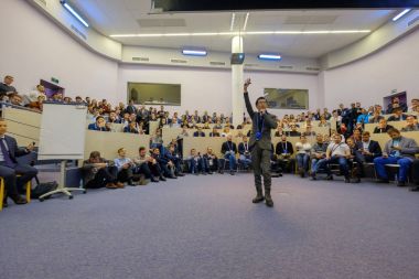 İnsanlar Skolkovo Kampüsü'ndeki Kripto alanı etkinliğine katılın