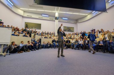 İnsanlar Skolkovo Kampüsü'ndeki Kripto alanı etkinliğine katılın