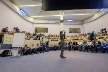 İnsanlar Skolkovo Kampüsü'ndeki Kripto alanı etkinliğine katılın