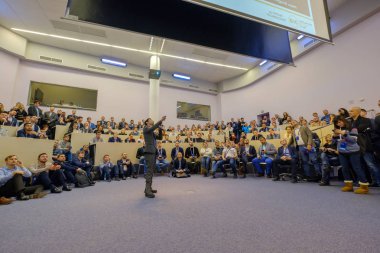 İnsanlar Skolkovo Kampüsü'ndeki Kripto alanı etkinliğine katılın