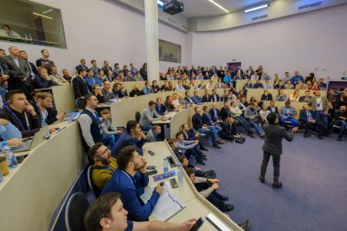 İnsanlar Skolkovo Kampüsü'ndeki Kripto alanı etkinliğine katılın