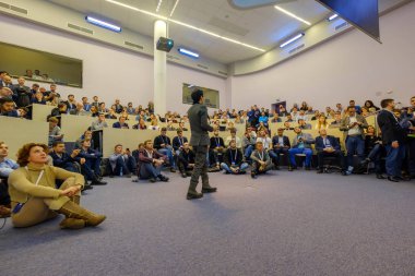 İnsanlar Skolkovo Kampüsü'ndeki Kripto alanı etkinliğine katılın