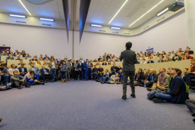 İnsanlar Skolkovo Kampüsü'ndeki Kripto alanı etkinliğine katılın