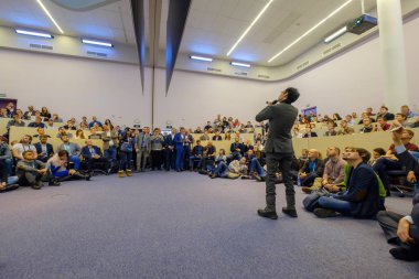 İnsanlar Skolkovo Kampüsü'ndeki Kripto alanı etkinliğine katılın