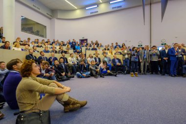 İnsanlar Skolkovo Kampüsü'ndeki Kripto alanı etkinliğine katılın