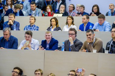 İnsanlar Skolkovo Kampüsü'ndeki Kripto alanı etkinliğine katılın