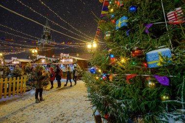 İnsanlar Noel pazarı Kızıl Meydan, katılmak
